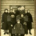 Семейная группа перед деревянным домом. Начало ХХ века.